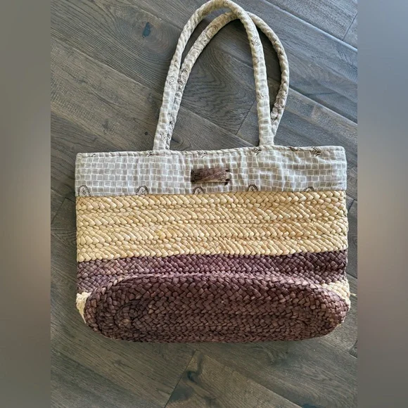 Billabong Woven Basket tote with Natural and Brown Details - Picture 2 of 8
